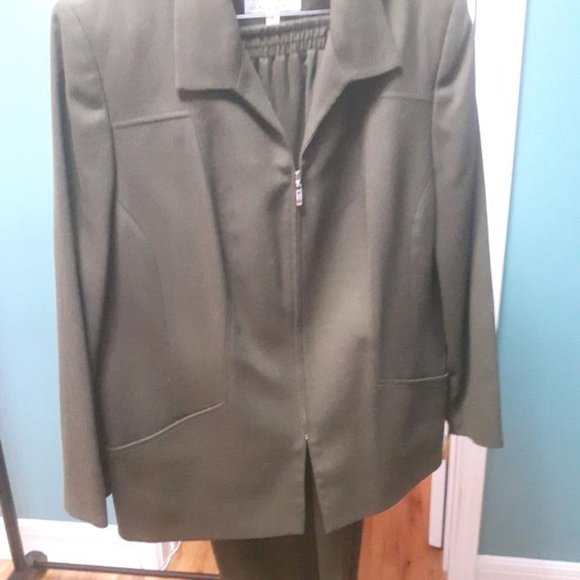 LORD & TAYLORS LADIES 3 PIECE WOOL SUIT - Picture 6 of 6